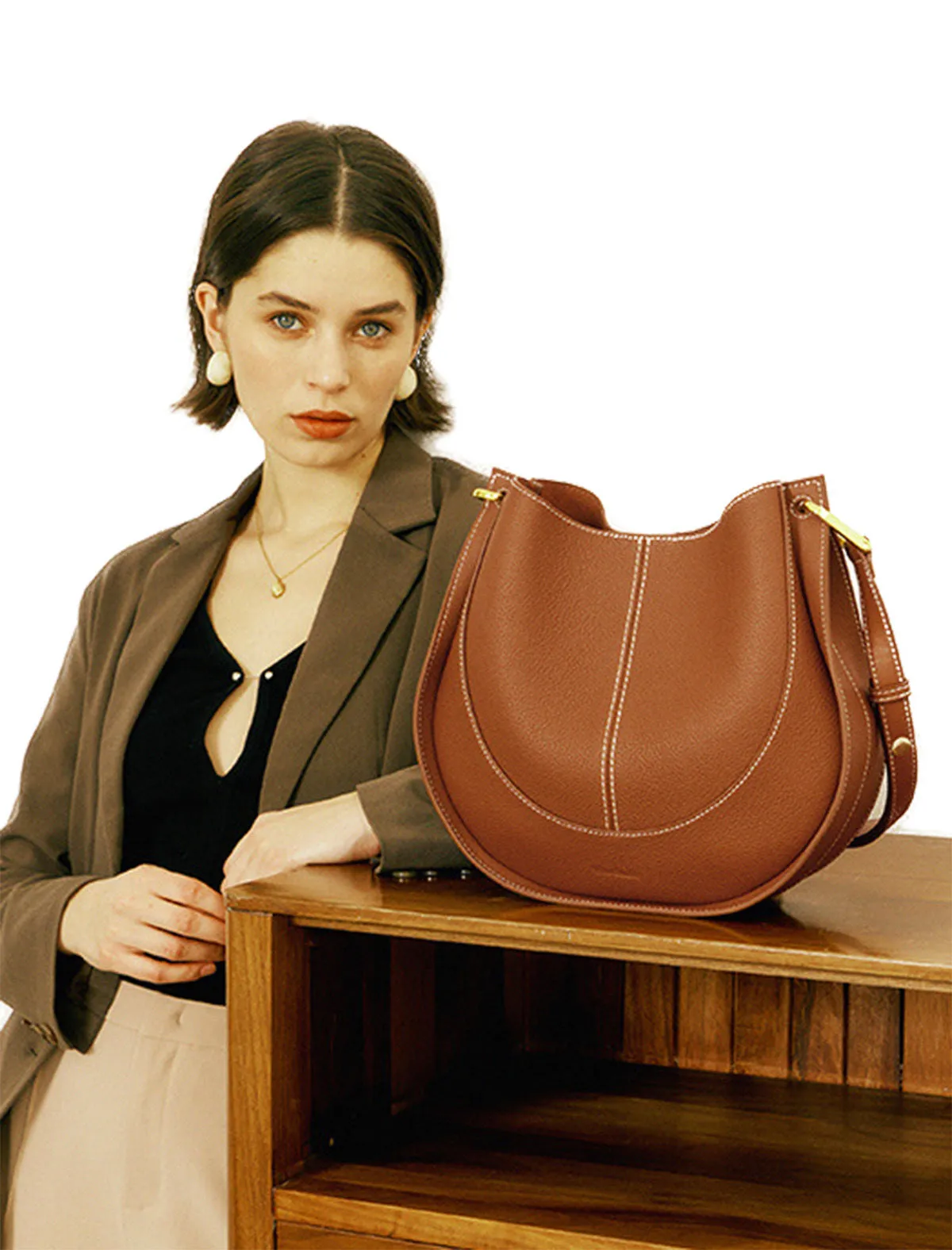 Ladies Cowhide Shoulder Bag, Fashionable Saddle Handbag